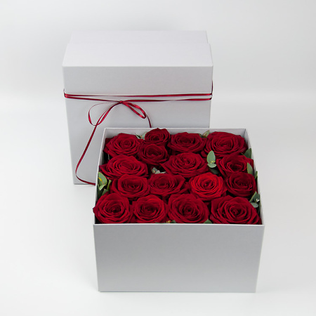 Red roses in a box - Flower Delivery Vilnius - Beatričės Gėlių Namai